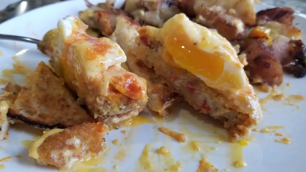 Eggs Benedict with Crabcakes